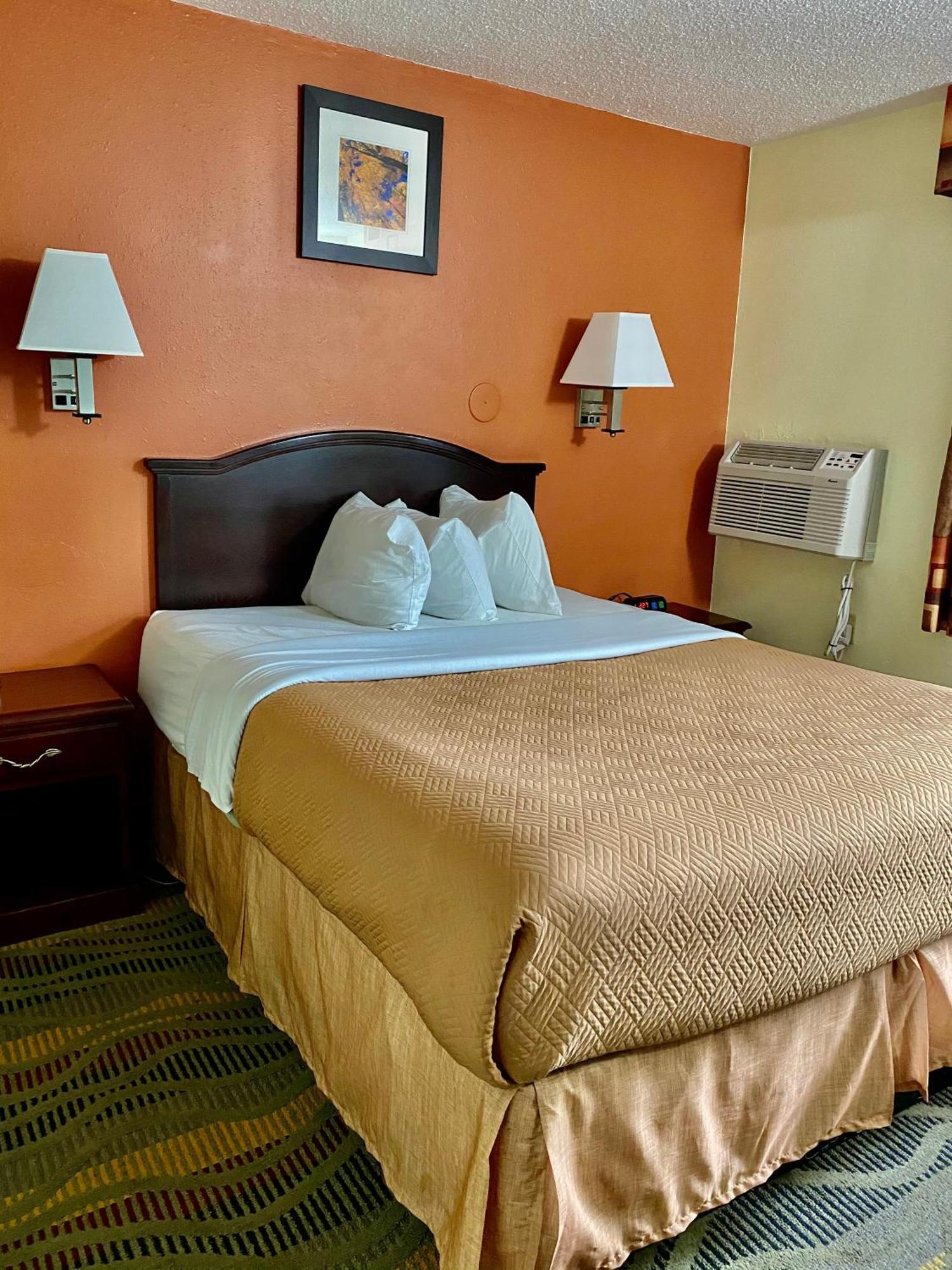 Travelodge By Wyndham La Porte/Michigan City Area Exterior foto